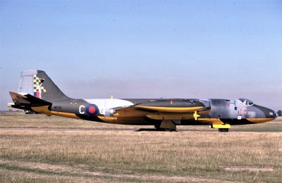 RAF Canberra TT18 WK118 CQ 100 Sqn 1989.jpg