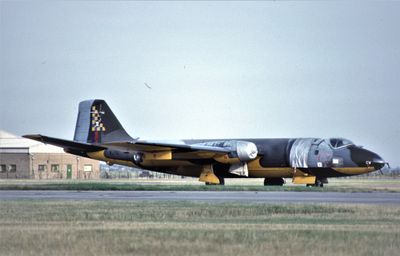 RAF Canberra TTT18 WJ715 CV 100 Sqn 1989.jpg