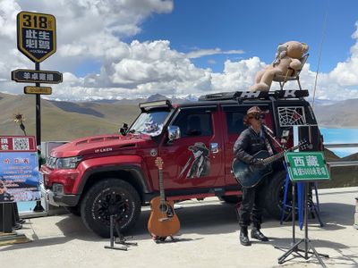 Roadside Guitarist - Yamdrok Lake