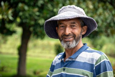 Srinagar - the Gardener in Nishat Bagh