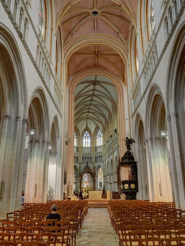 Cathdrale St Corentin - central aisle HDR