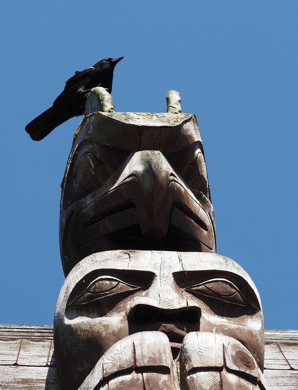 Vancouver Stanley Park - totem poles - raven on a totem eagle