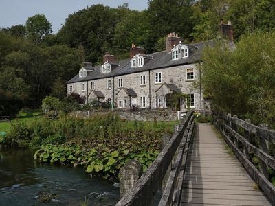 Cottages along Cheedale with the river Wye