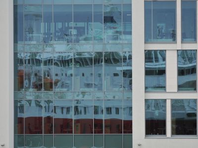 Hurtigruten Kong Harald reflection
