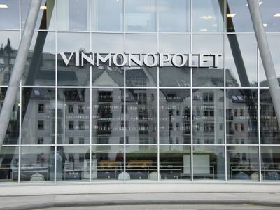 Vinmonopolet with reflections