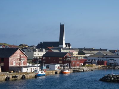 Vardų harbour and church