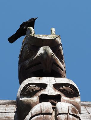 Vancouver Stanley Park - totem poles - raven on a totem eagle