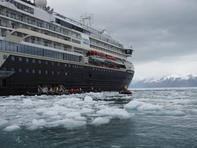 Icy Bay - offloading onto the Zodiacs