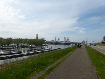 Zicht op stadsbrug Kampen