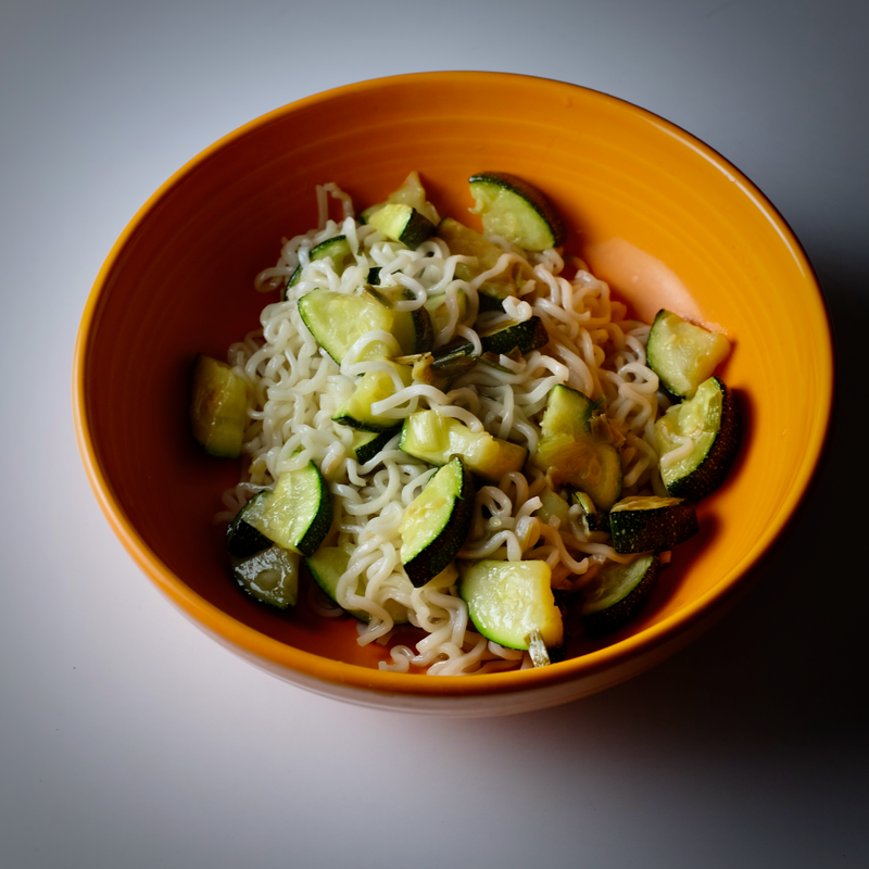 Bol de courgettes et de nouilles