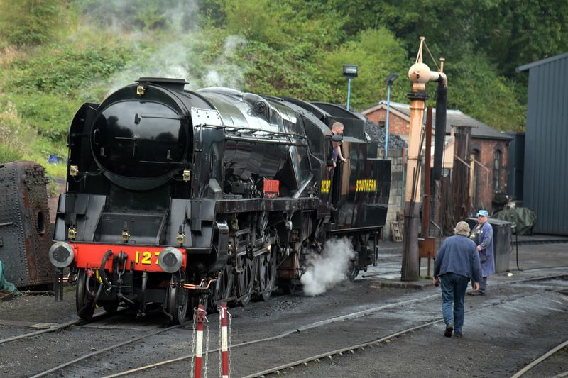 21C127 Taw Valley is a Southern Railway West Country class 4-6-2 Pacific 