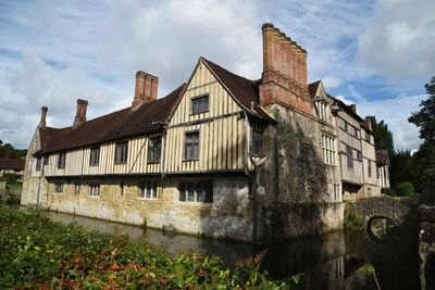                   NATIONAL TRUST HOUSE & GARDENS  GALLERY 1 