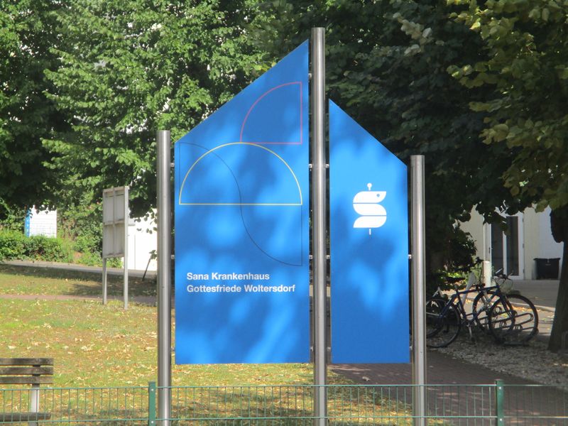 lLINKS UND RECHTS DER STRASSENBAHN. -  HIER DAS SANA KRANKENHAUS  IMG_5817.JPG