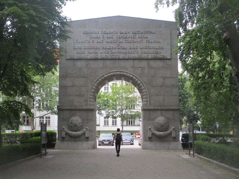 DAS SOWJETISCHE EHRENMAL IN BERLIN-TREPTOW  IMG_6133.JPG