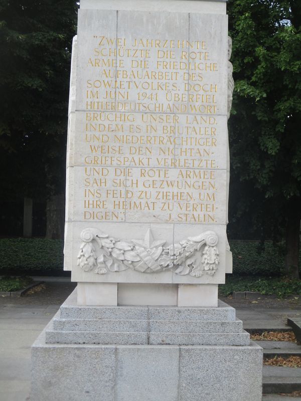 DAS SOWJETISCHE EHRENMAL IN BERLIN-TREPTOW  IMG_6123.JPG