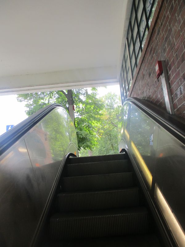 DIE ROLLTREPPE ZUR KRONPRINNZESSINENSTRASSE IMG_6175.JPG