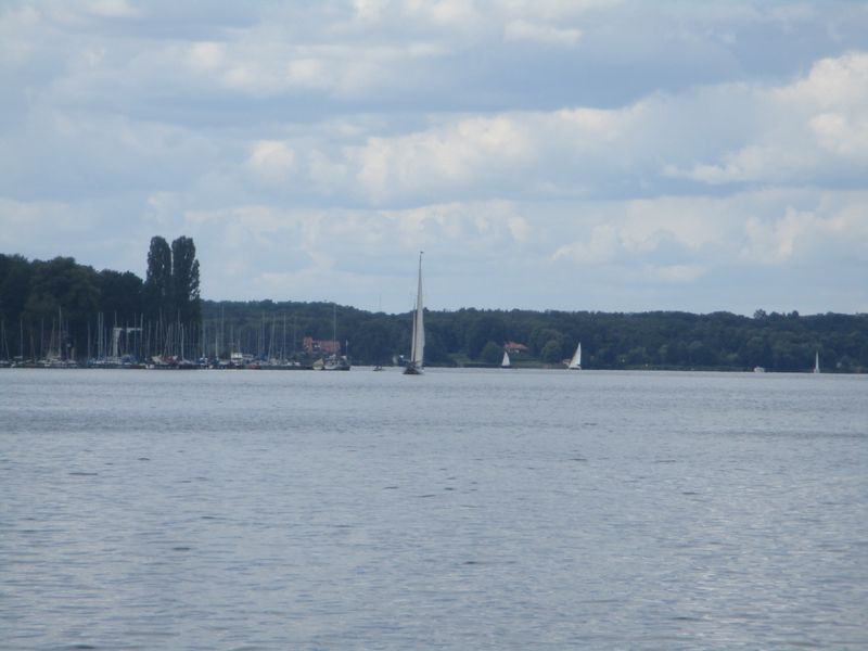EINIGE SEGELJOLLEN UNTERWEGS JPG