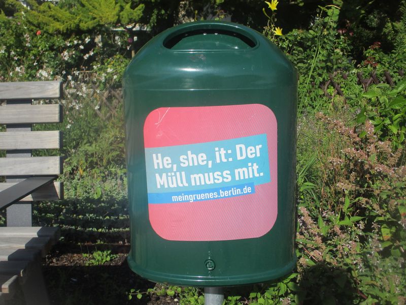 KURIOSES LINKS UND RECHTS DER STRASSEN IN KLADOW  IMG_6323.JPG