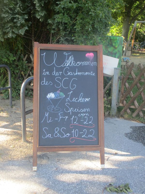 KURIOSES LINKS UND RECHTS DER STRASSEN IN KLADOW  IMG_6326.JPG