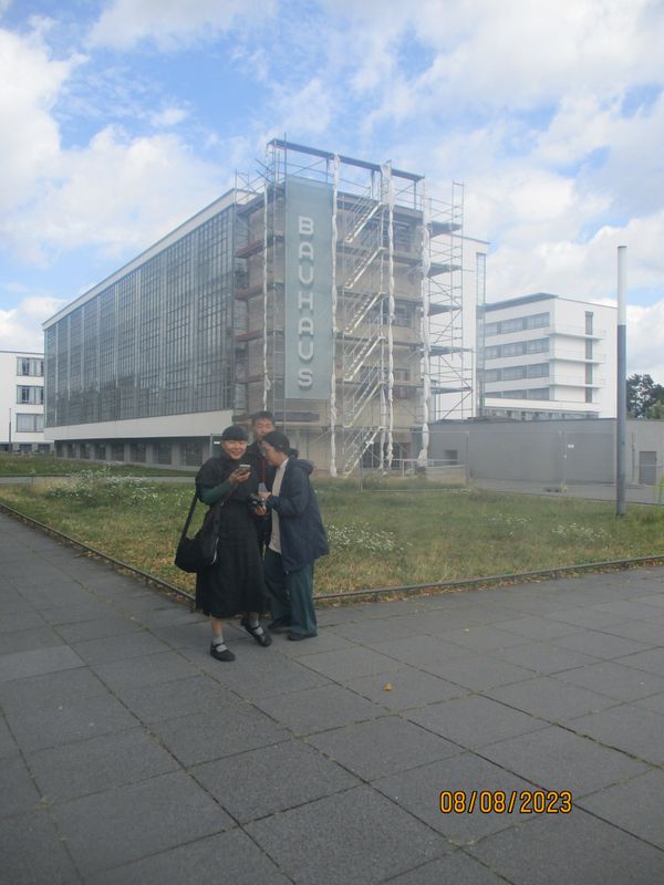  Ho-na-mi  MIT IHREN JAP. ELTERN VOR DEM BAUHAUSGEBUDE IMG_7012.JPG