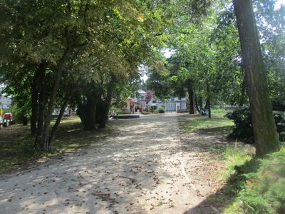 DER KLEINE PARK IN DER NÄHE DER KIRCHE IMG_5821.JPG