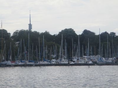 DER WANNSEER YACHTHAFEN - IM HINTERGRUND EIN FERNSEHTURM IMG_6191.JPG