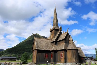 Lom Stave Church