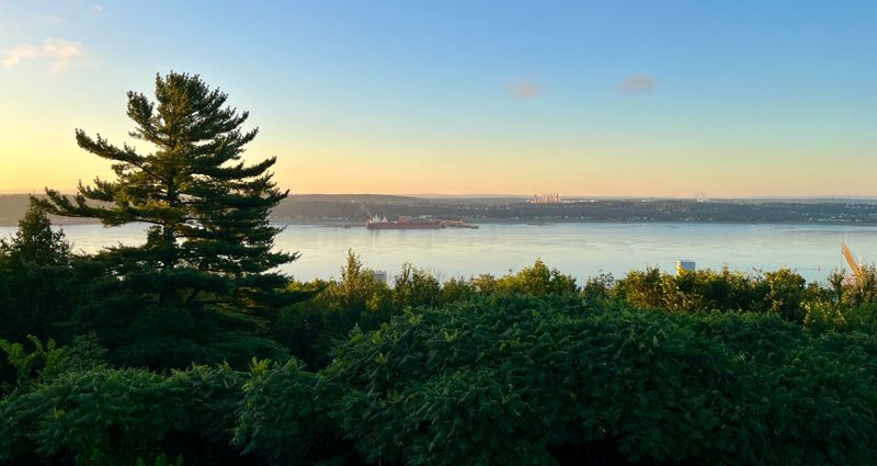 Vue depuis les Plaines d'Abraham, vers la raffinerie 