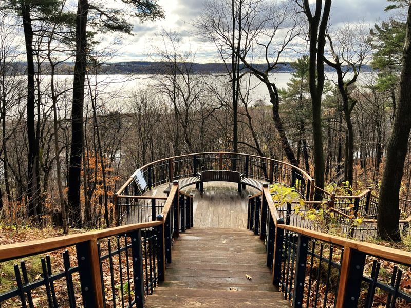 Un escalier vers le boulevard Champlain