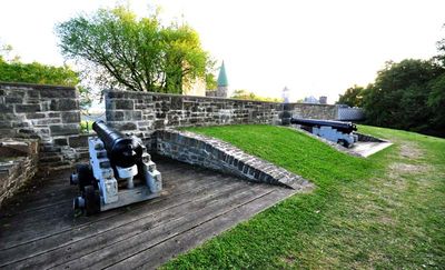 LES CANONS DE LA VIEILLE CAPITALE