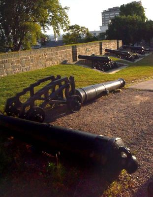 LES CANONS DE LA VIEILLE CAPITALE