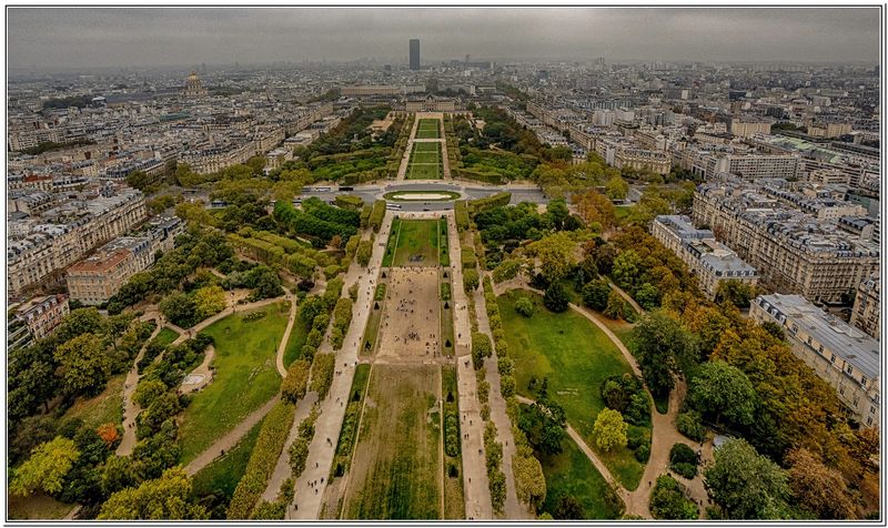 La tour Eiffel, vue du Champ de Mars