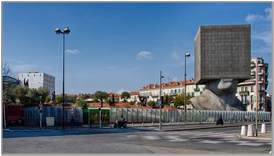 18 La Tte au Carre, Bibliothque Louis-Nucra, Nice.