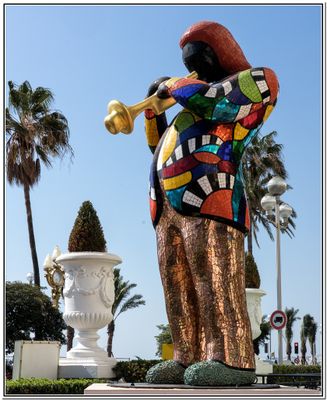 Statue de Miles Davis par Niki de Saint Phalle devant l'hotel Negresco, Promenade des Anglais.