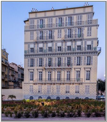 Trompe-l'oeil facade