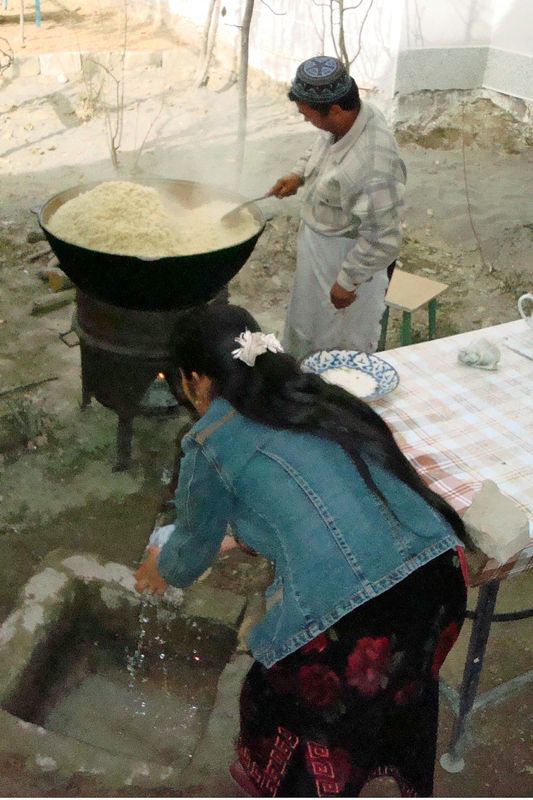 26 Plov cooking for the party sm 11 10 07 092.jpg