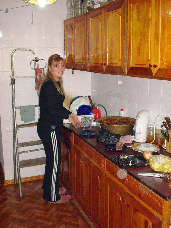 43 Tania in Eugene's kitchen sm 11 03 07 146.jpg