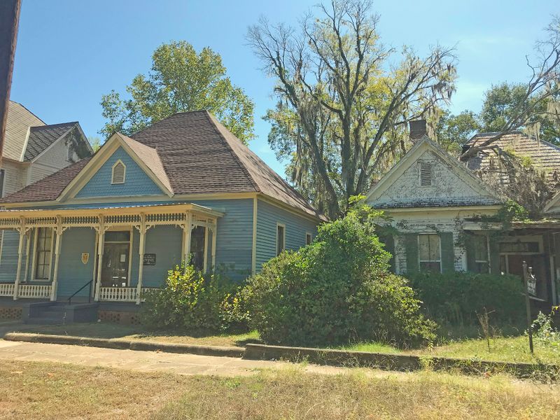 041 Neat and Trim Houses Next to Those Needing Maintenance.jpg