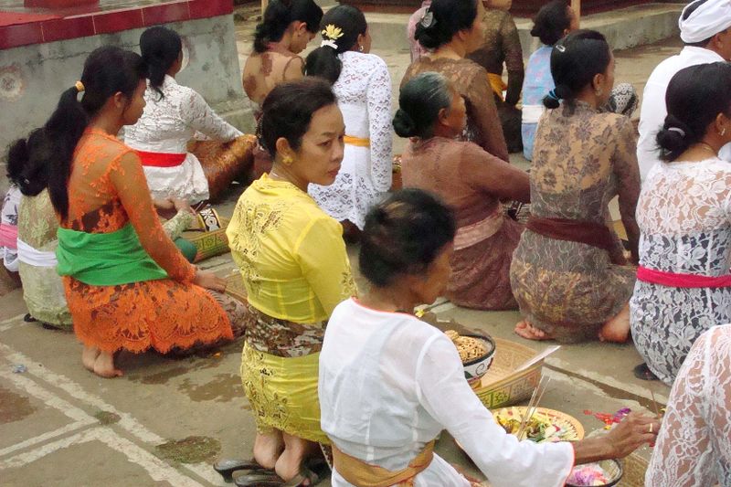 041 Women at Prayer.jpg