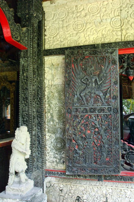 149 Carving at Le Mayeur House.jpg