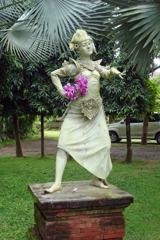 152 Even the Statues Get Decorated.jpg