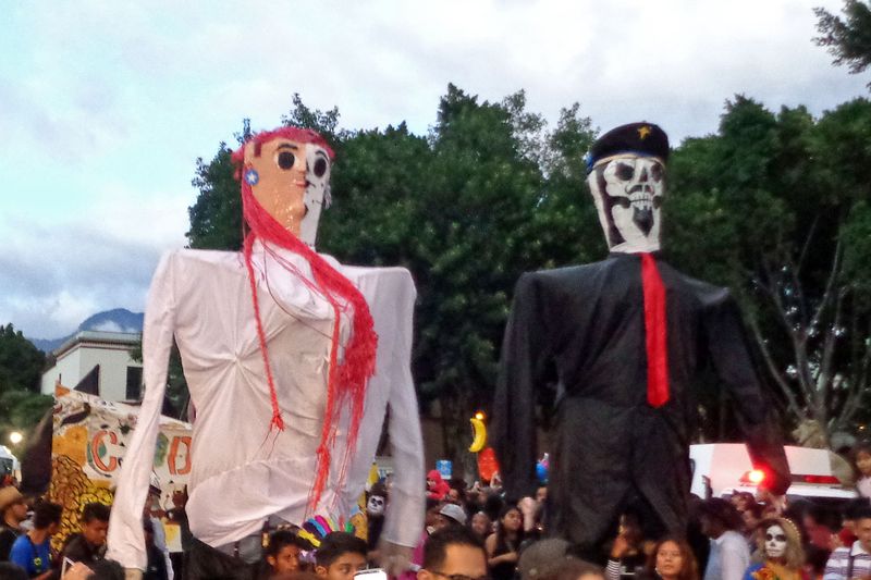 052 Stiltwalkers-High Above the Crowds.jpg