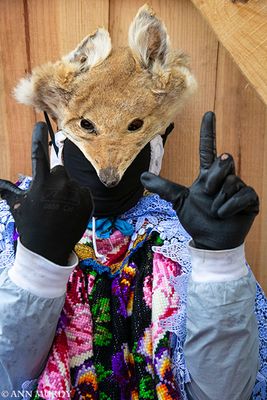 Ermitaño with black gloves
