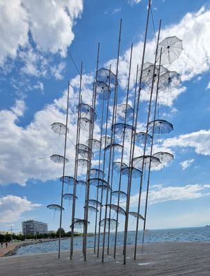 Thessalonique - Les parapluies de George Zongolopoulos
