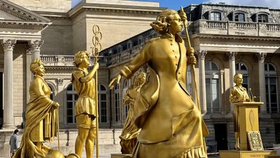 Statues femmes en or Assemble.jpg