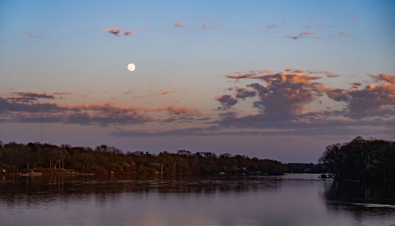 Moon Over The Mississippi