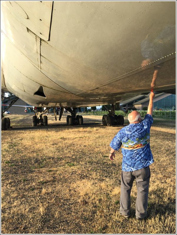 Touching the belly of the beast! (747, Evergreen Museum) (2023-09-18)