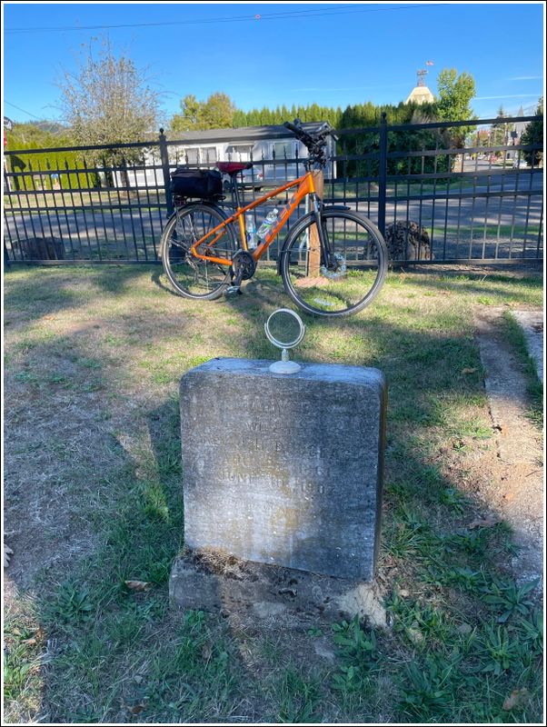 Amity Cemetery - Interesting ornament... (2024-09-30)
