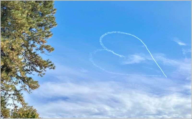 Oregon International Airshow, aw, a heart in the sky!  (2025-09-27)