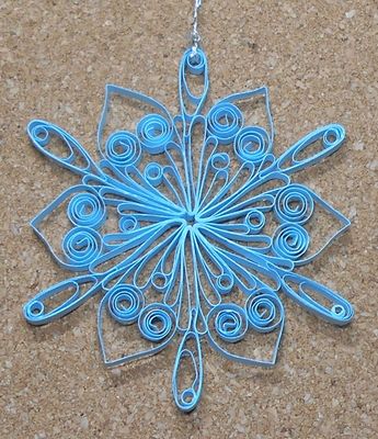 W blue comb snowflake 02